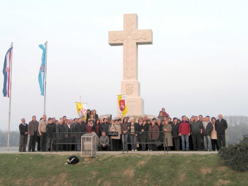 Vukovar 2008-11-15.g. spomen križ Vukovarskim braniteljima i Zastava Župe Sv.Juraj iz Đurmanca
