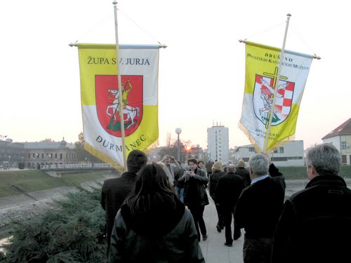 Vukovar 2008-11-15.g. spomen križ Vukovarskim braniteljima i Zastava Župe Sv.Juraj iz Đurmanca
