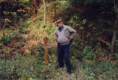 Crngrob 1999. leta. Križe žrtvam komunističnega zločina postavilo "Društvo za ureditev zamolčanih grobov" na sliki predsednik društva g.F.Perme