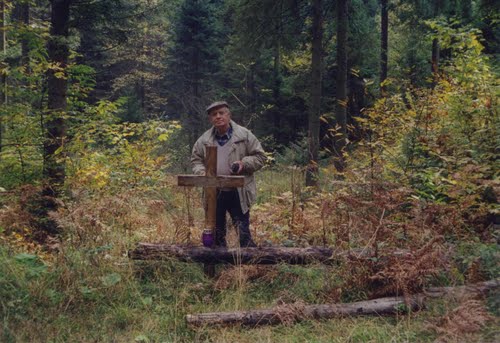 Crngrob 1999. leta. Križe žrtvam komunističnega zločina postavilo "Društvo za ureditev zamolčanih grobov" na sliki predsednik društva g.F.Perme