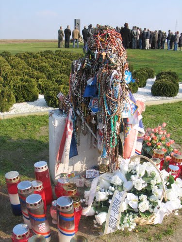 Ovčara 15-11-2008.g.:  hodočasnici iz Hrvatskog Zagorja poklonili se mučenicima