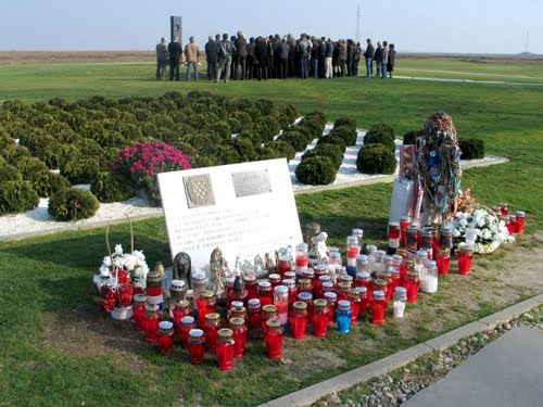 Ovčara 15-11-2008.g.: hodočasnici iz Hrvatskog Zagorja poklonili se mučenicima