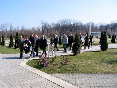 Vukovar-groblje 2005-03-22: posjeta slovenske delegacije i "Društvo za ureditev zamolčanih grobov"