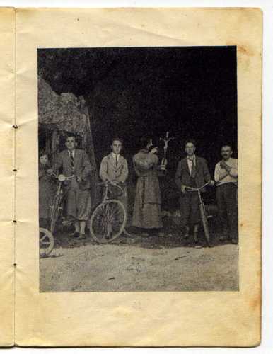 Huda Luknja 1935. leta: Puščavnik s prijatelji