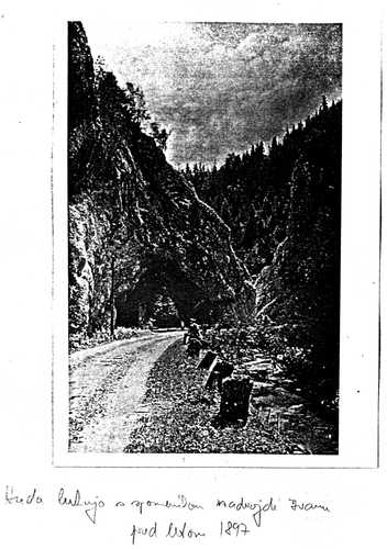 Kanjon Huda Luknja 1897. leta cesta in v ozadnju levo spomenik