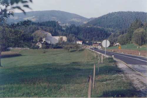 Gornji Dolič (2000.g.): koliko žrtev iz maja 1945. počiva na tej jasi tik pod cesto ?