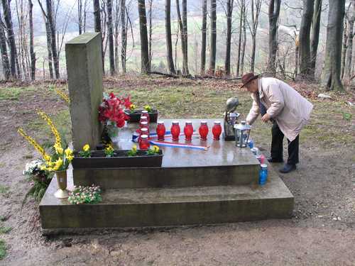Štrigova 25-03-2007.g.: komemoracija za komunistične žrtve 1947.g. u Repovoj šumi, g.Franc Perme pali svijeću