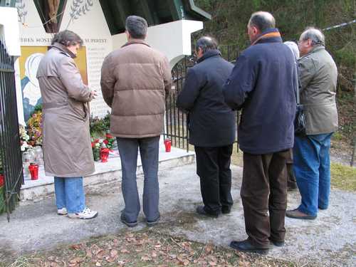 Huda jama, udruga "Macelj 1945" (2009-03-20): pomolili se žrtvama u kapeli "Sveta Barbara"