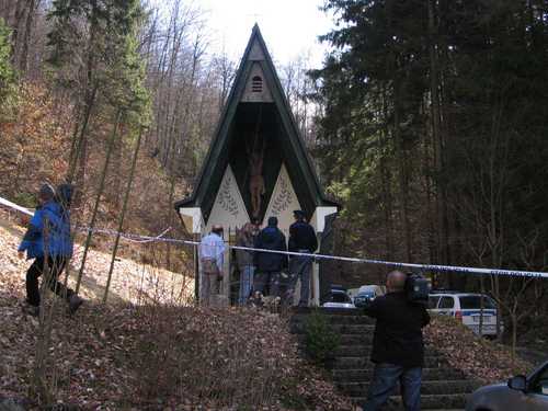 Huda Jama 06-03-2009.g. predsjednik Društva za ureditev zamolčanih grobov oblikuje zgodovinski zapis v kapelici  - prijava (!) in obisk policije