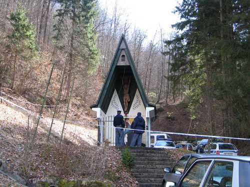 Huda Jama 06-03-2009.g. predsjednik Društva za ureditev zamolčanih grobov oblikuje zgodovinski zapis v kapelici  - prijava (!), ZAPISNIK in OVADBA (?)