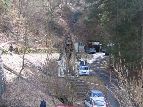 Huda Jama 06-03-2009.g. predsjednik Društva za ureditev zamolčanih grobov oblikuje zgodovinski zapis v kapelici