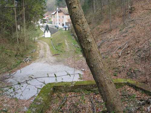 Huda jama (2007.g.): pogled od rova proti kapelici