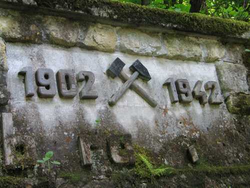 Huda jama (2006.g.): rudnik je obratoval od 1902. do 1942.leta in še malo potem za krvavo revolucijo