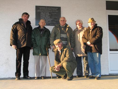 Donji Mosti (2005.g.): prijatelji kod Spomen ploče hrvatskim žrtvama počinjen zločin 10.travnja 1941.g.