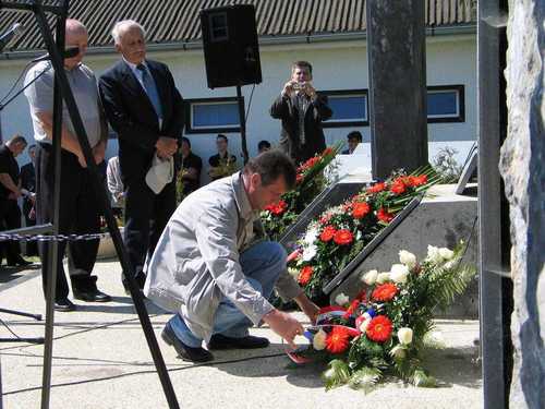 Donji Mosti (2007.g.): Misa povodom 65. obljetnice prvog ratnog zločina nad Hrvatima 10.travnja 1941.g. vijenac polaže predsjednih Društva za istraživanje ratnih i poratnih žrtava.