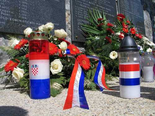 Donji Mosti (2007.g.): Misa povodom 65. obljetnice prvog ratnog zločina nad Hrvatima 10.travnja 1941.g. Sviječe i cviječe za domovino Hrvatsku !