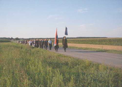 Gornji Hraščani - grobište Sep (2005.g.): procesija grobištu komunističkih žrtava
