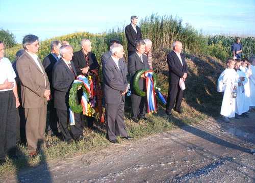 Gornji Hraščani - grobište Sep (2005.g.): misa zadušnica kod grobišta komunističkih žrtava