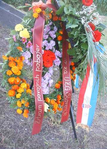 Gornji Hraščani - grobište Sep (2005.g.): misa zadušnica kod grobišta komunističkih žrtava (slovenski vijenac)