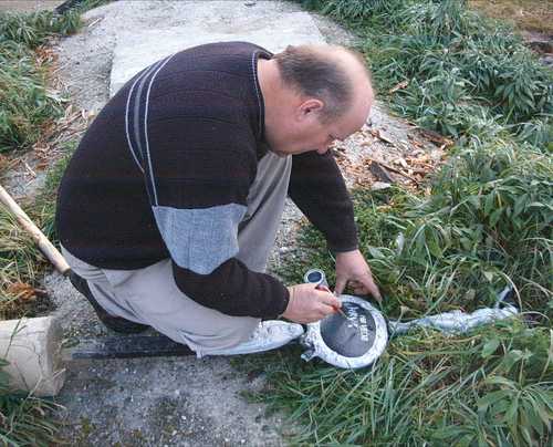 Gornji Hraščani - grobište Sep (2006.g.): obnavljanje križa kod grobišta komunističkih žrtava (g.Žiža)