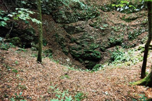 Jama pod Krenom (2003.g.): krščansko je žrtvo pokopati, komunistično pa je, žrtvo zaminirati in prekriti zločin