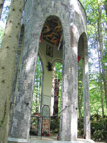Jama pod Krenom (2007.g.): detajl spomenika komunističnim žrtvam 1945.leta