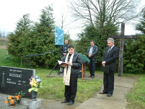 Donji Mosti (2002.g.): Misa povodom 61. obljetnice prvog ratnog zločina nad Hrvatima 10.travnja 1941.g.