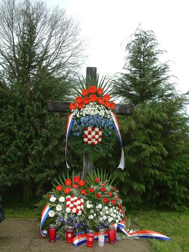 Donji Mosti (2002.g.): Misa povodom 61. obljetnice prvog ratnog zločina nad Hrvatima 10.travnja 1941.g.