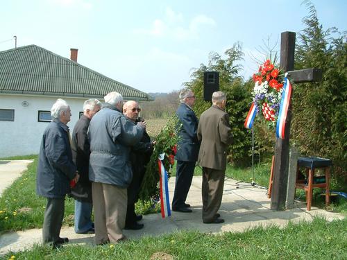 Donji Mosti (2002.g.): Misa povodom 61. obljetnice prvog ratnog zločina nad Hrvatima 10.travnja 1941.g.