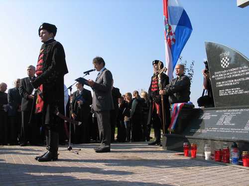 Vratišinec: spomenik Jugokomunističkim žrtvama (odkriven 08.10.2008.g.)