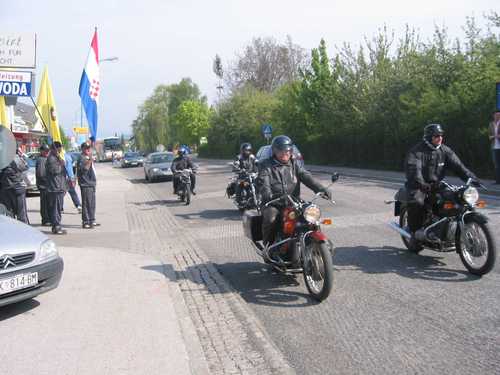 Bleiburg 2005.g.: hrvatski invalidi Hodočasnici na putu Vukovar-Ovčara-Bleiburg (put 470km) i hrvatski veterani motoristi