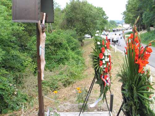 Veliki Lovrečan (slika 2006.g.): poslije posvečenja spomen obilježja Križara