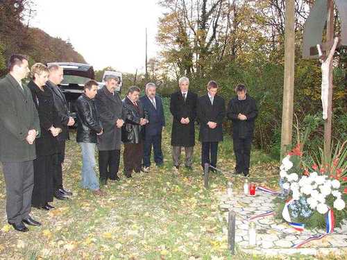 Veliki Lovrečan (slika 2007.g.): polaganje vijenca i paljenje sviječa kod stratišta Križara na Dan mrtvih