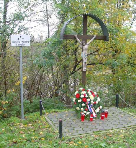 Veliki Lovrečan (slika 2008.g.): polaganje vijenca i paljenje sviječa kod stratišta Križara na Dan mrtvih