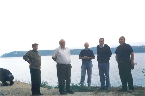 Konavlje - Prevlaka 2000.g. članovi istraživačkog društva "Pieteta": pogled na Prevlaku sa graničnog prelaza