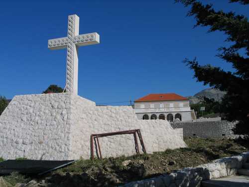 Župa Mandaljena svibnja 2008.g.: član Društva za istraživanje ratnih i poratnih žrtava u posjeti izgradnji spomen centra Hrvatskih žrtava