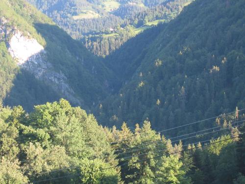 Kanjon Huda luknja (slika 2004.): kraj masovnih pobojev maja 1945.leta