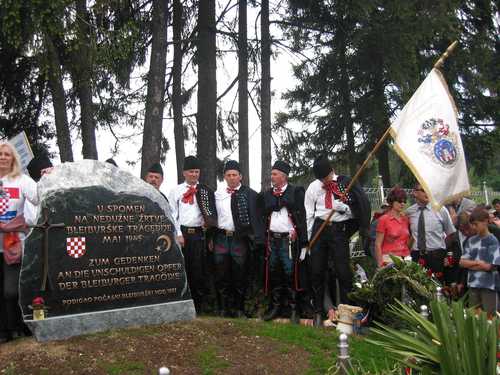 Bleiburg 2005.g.: Hodočasnici iz Turopolja. NAPOMENA: Zagrebaćki HDZ-udbaši prevarom promijenili napis na spomeniku