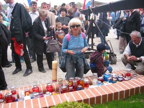 Bleiburg 2005.g.: Hodočasnica - majka moli da se nikada ne ponovilo ovakvo zlo
