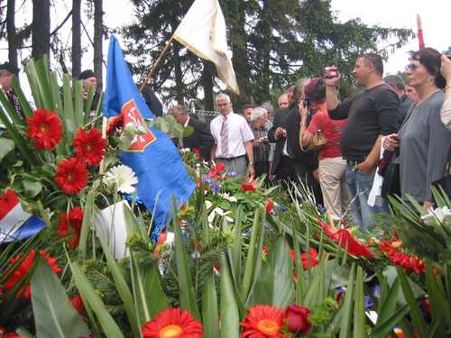 Bleiburg 2005.g.: Hodočasnici oko spomenika Hrvatskoj tragediji