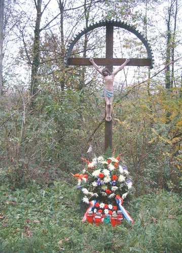 Veliki Lovrečan (slika 2004.g.): spomen obilježje udbaškoj likvidaciji domačina 1946.g.