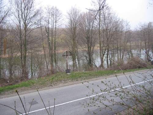 Veliki Lovrečan (slika 2004.g.): spomen obilježje udbaškoj likvidaciji domačina 1946.g.
