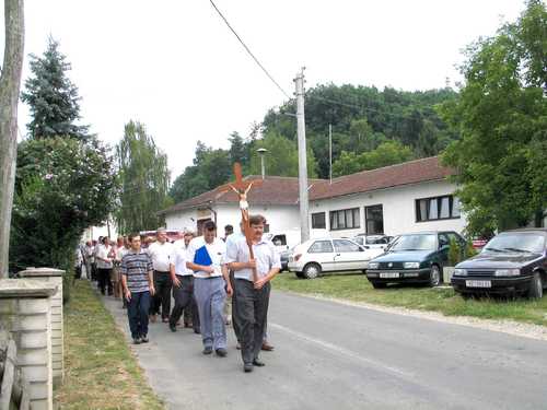 Veliki Lovrečan (slika 2006.g.): misa zadušnica za žrtve udbaške likvidacije domačina 1946.g., procesija odlazi do stratišta Križara