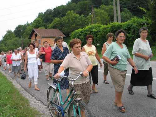 Veliki Lovrečan (slika 2006.g.): misa zadušnica za žrtve udbaške likvidacije domačina 1946.g., procesija odlazi do stratišta Križara