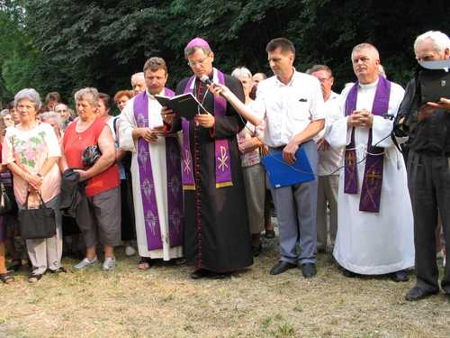 Veliki Lovrečan (slika 2006.g.): misa zadušnica za žrtve udbaške likvidacije domačina 1946.g., kod stratišta Križara