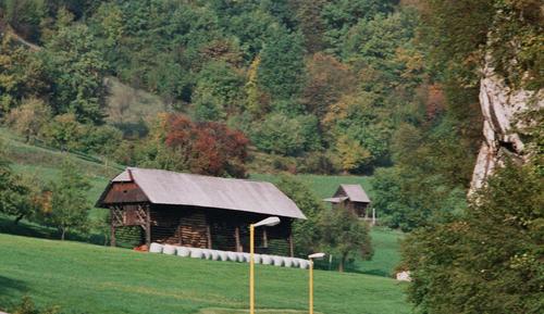 Hrastnik (2003.g.): tovariši komunisti, ali še pomnite ta kozolec, kraj vaših zločinov ?