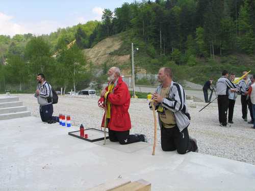 Fruki 2006.g.: molitva Hrvatskih hodočasnika na putu Pakoštane-Haag