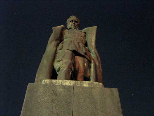 Velenje - Titovo  Velenje: največji Titov spomenik na svetu - za neštete zločine