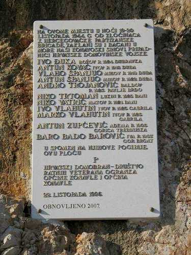 Dubrovnik - ORSULA (2008.g.): spomen tabla poubijanih mladića