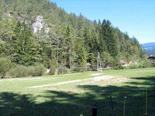 Gornji Dolič (2007-09-24.g.): levo pred A drogom grobišče 115 žrtev (opomba: tega droga več ni od 2011.)